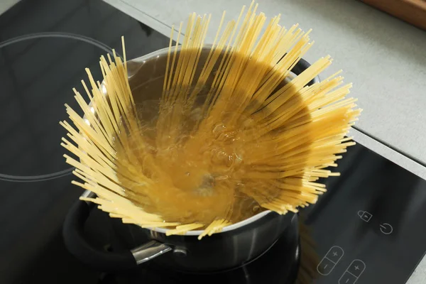 Cozinhar Espaguete Panela Fogão Elétrico — Fotografia de Stock