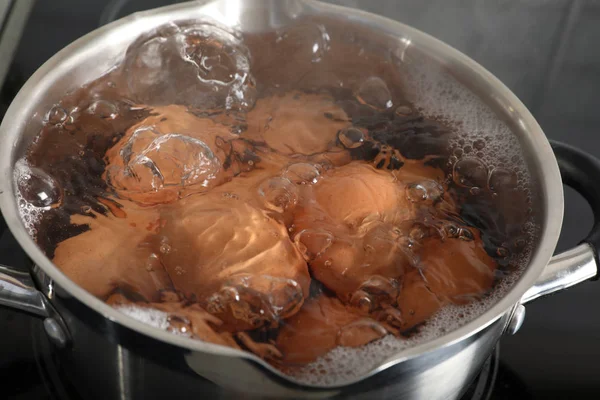 Cocinar Huevos Pollo Olla Estufa Eléctrica Vista Cerca —  Fotos de Stock