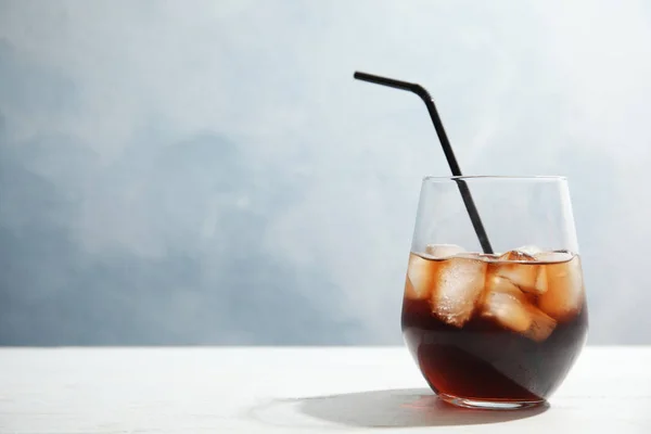 Vaso Refrescante Cola Con Cubitos Hielo Paja Sobre Mesa Espacio — Foto de Stock