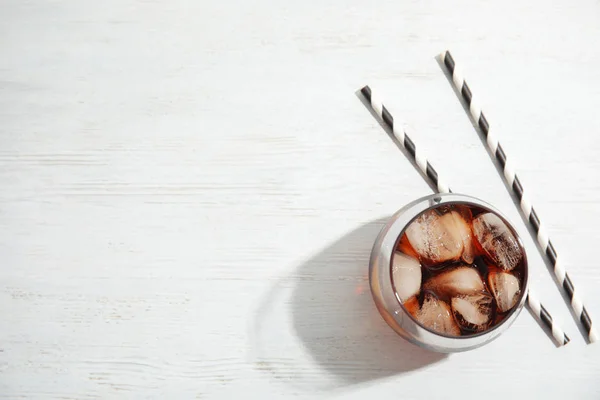 Vaso Refrescante Cola Con Cubitos Hielo Sobre Fondo Madera Blanca — Foto de Stock