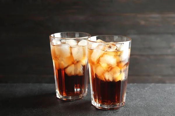 Vasos Refrescante Cola Con Cubitos Hielo Mesa — Foto de Stock