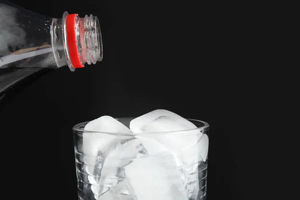 Erfrischende Cola Aus Der Flasche Glas Mit Eiswürfeln Auf Schwarzem — Stockfoto