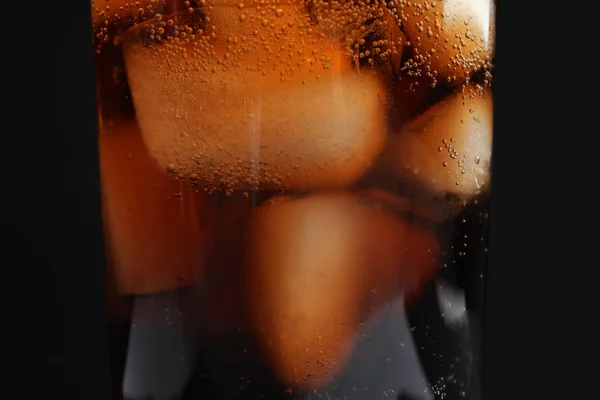 Szkło Smaczny Orzeźwiający Cola Lodem Czarnym Tle Zbliżenie — Zdjęcie stockowe