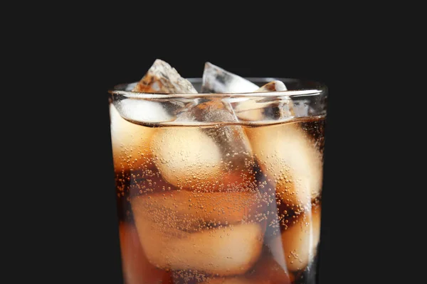 Jeget Fekete Háttér Vértes Ízletes Frissítő Cola Pohár — Stock Fotó