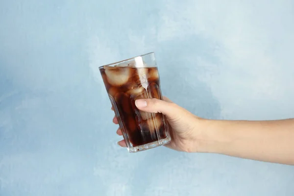 Mulher Segurando Vidro Cola Refrescante Saboroso Com Cubos Gelo Fundo — Fotografia de Stock