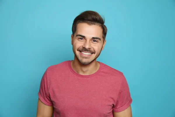 Guapo Joven Riendo Contra Fondo Color — Foto de Stock