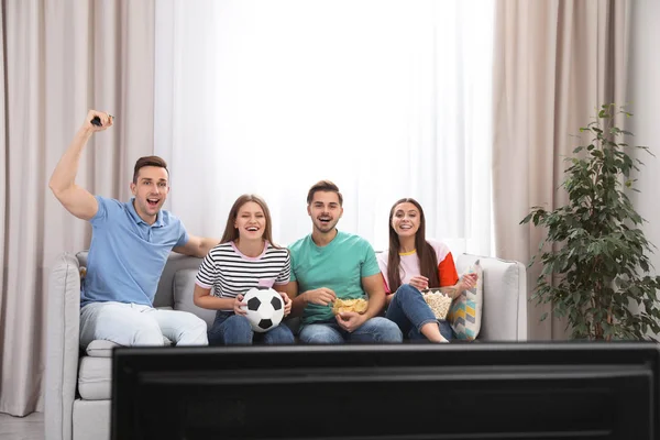 Grupa Ludzi Przekąskami Piłka Oglądania Meczu Piłki Nożnej Telewizji Domu — Zdjęcie stockowe