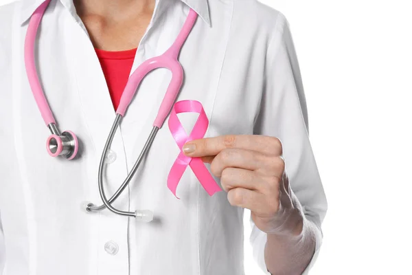 Médico Femenino Con Cinta Rosa Estetoscopio Sobre Fondo Blanco Primer — Foto de Stock