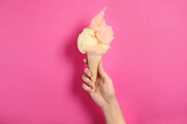 Mujer Sosteniendo Cono Helado Con Algodón Esponjoso Caramelo Sobre Fondo — Foto de Stock