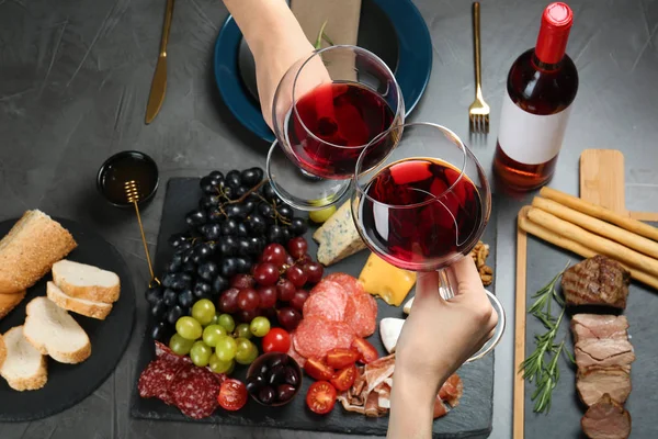 Mujeres Sosteniendo Copas Vino Tinto Sobre Mesa Con Aperitivos Por —  Fotos de Stock