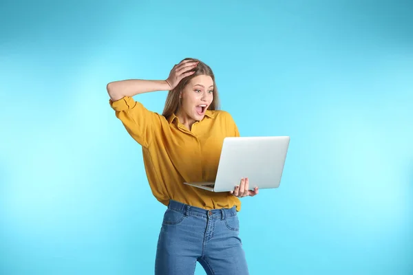 Jovem Mulher Emocional Com Laptop Celebrando Vitória Fundo Cor — Fotografia de Stock