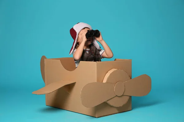 Menino Bonito Brincando Com Binóculos Avião Papelão Fundo Branco — Fotografia de Stock