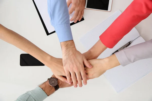 Jóvenes Tomados Mano Sobre Mesa Vista Superior Concepto Victoria Equipo — Foto de Stock