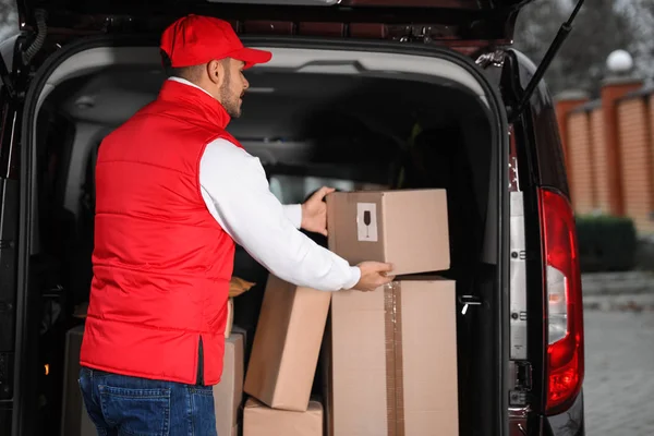 Deliveryman Уніформі Приймає Посилку Фургона Відкритому Повітрі — стокове фото