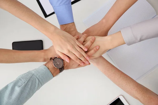 Jóvenes Tomados Mano Sobre Mesa Vista Superior Concepto Victoria Equipo — Foto de Stock