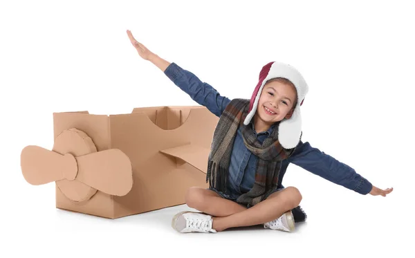Niedliches Kleines Mädchen Spielt Mit Pappflugzeug Auf Weißem Hintergrund — Stockfoto
