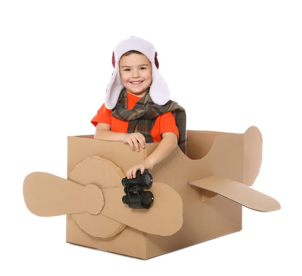 Menino Bonito Brincando Com Binóculos Avião Papelão Fundo Branco — Fotografia de Stock