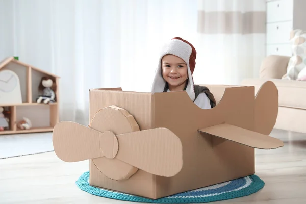 Nettes Kleines Mädchen Spielt Mit Pappflugzeug Wohnzimmer — Stockfoto