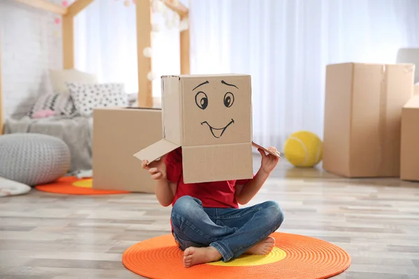 Menina Bonito Brincando Com Avião Papelão Sala Estar — Fotografia de Stock