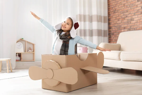 Nettes Kleines Mädchen Spielt Mit Pappflugzeug Wohnzimmer — Stockfoto