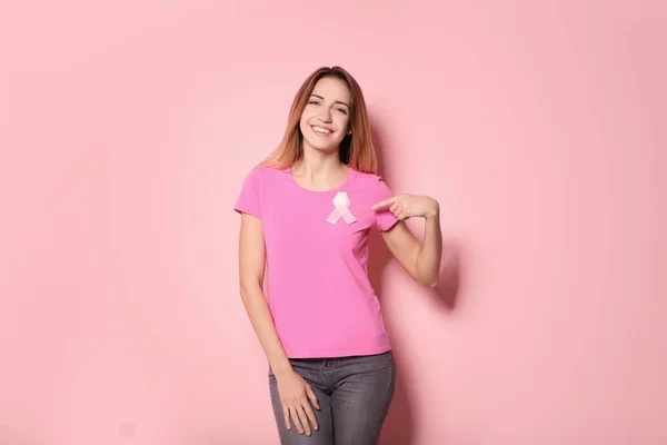 背景色の絹のリボンと女性 乳房癌意識概念 — ストック写真