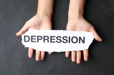 Tutan kadın uzak kağıt kelime koyu arka plan, üstten görünüm depresyon ile parçalanmış