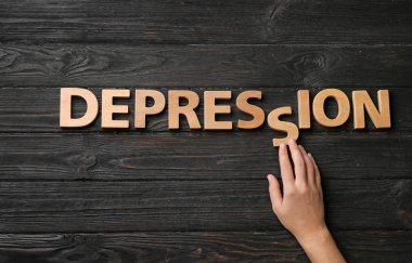 Kadın söz depresyon harflerle koyu ahşap arka plan, üstten görünüm yapma