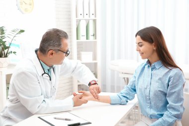 Evde tıbbi cihaz ile kontrol genç kadının darbe doktor