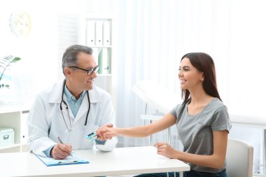 Evde tıbbi cihaz ile kontrol genç kadının darbe doktor