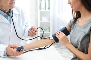 Evde tıbbi cihaz ile kontrol genç kadının darbe doktor