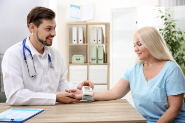 Olgun kadının nabız kontrol ile hastanede tıbbi cihaz doktor