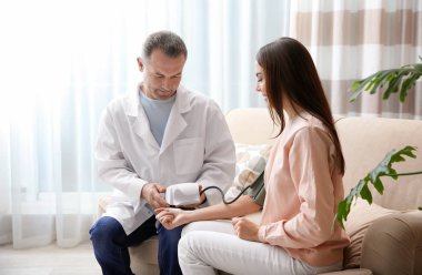 Evde tıbbi cihaz ile kontrol genç kadının darbe doktor
