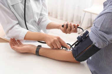 Kontrol hastanın kan basıncı hastanede, closeup doktor. Kardiyoloji kavramı