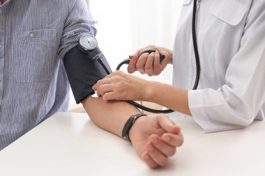 Kontrol hastanın kan basıncı hastanede, closeup doktor. Kardiyoloji kavramı