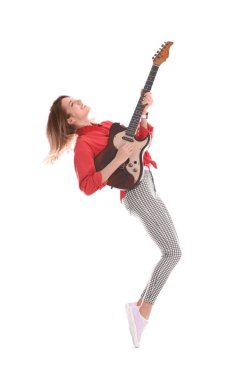 Genç kadın beyaz arka plan üzerinde elektro gitar çalmak