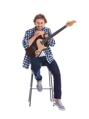 Beyaz arka plan üzerinde elektro gitar ile genç adam