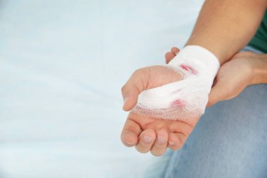 Klinik, metin için yer yaralı elinde bandaj ile genç adam. İlk yardım