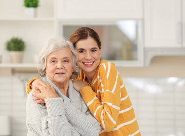 Kadın caregiver evde ile yaşlı çift