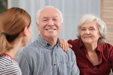 Kadın caregiver evde ile yaşlı çift