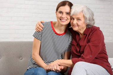 Kadın caregiver evde ile yaşlı çift