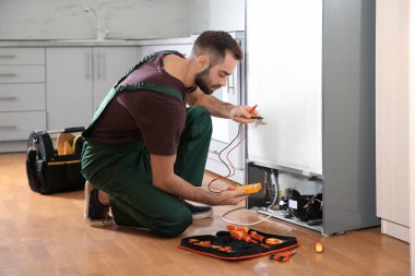 Üniformalı kapalı buzdolabı tamiri erkek teknisyen