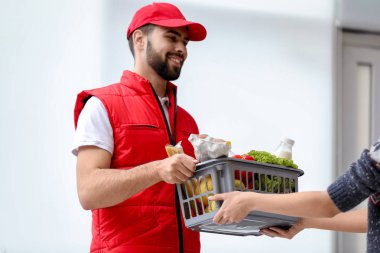 Genç adam gıda kapalı müşteriye teslim