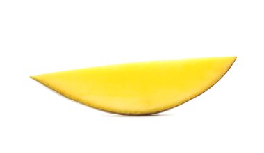 Dilim beyaz zemin üzerine lezzetli olgun mango