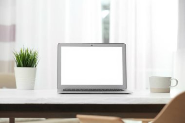 Laptop kapalı tablo boş ekran ile. Metin için yer