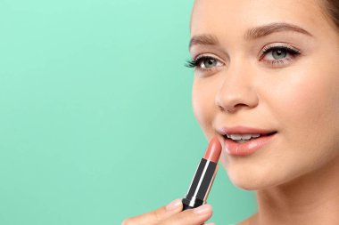 Güzel kadın çıplak ruj rengi arka plan üzerinde uygulamak. Metin için yer