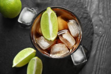 Tablo, düz yatıyordu cola, buz ve kesim limonlu kokteyl bardak