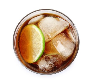 Cola, buz ve beyaz arka plan, üstten görünüm üzerinde kesme kireç kokteyl bardak