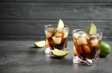 Kola, kokteyl bardak buz ve limon masanın üstüne kesmek. Metin için yer