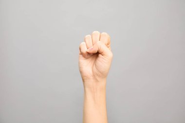 Kadın gösteren S harfi gri arka plan, closeup üzerinde. İşaret dili