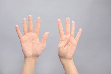 Gösterilen kadın dokuz gri arka plan, portre oturum açın. Beden dili